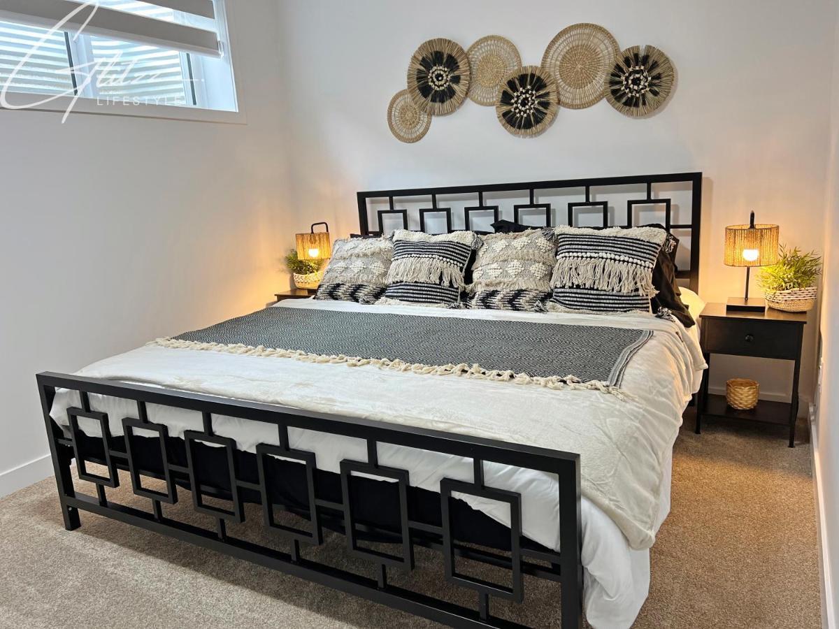 Holiday home King Bed,disney,long Stays,garage,airport Edmonton